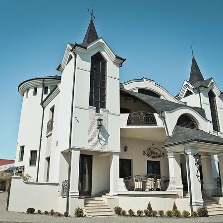 Hotel And Restaurant Velure Munkács Kültér fotó