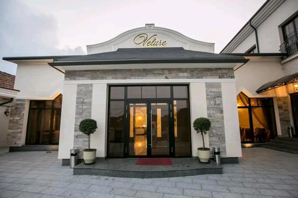 Hotel And Restaurant Velure Munkács Kültér fotó