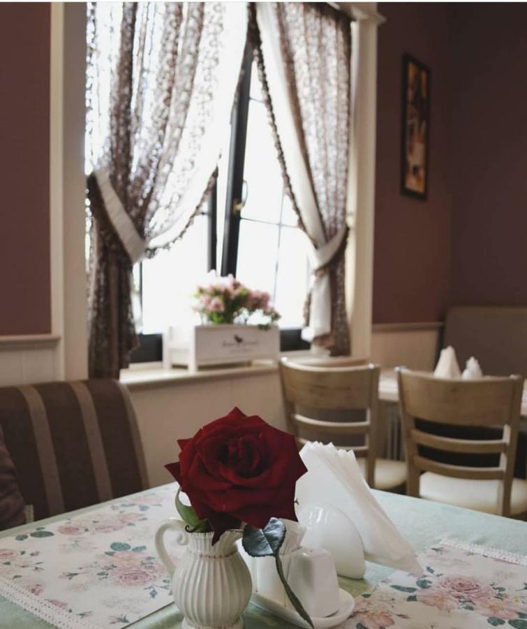 Hotel And Restaurant Velure Munkács Kültér fotó