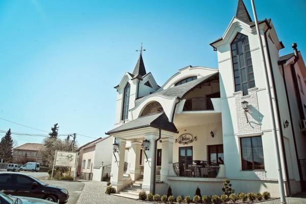 Hotel And Restaurant Velure Munkács Kültér fotó